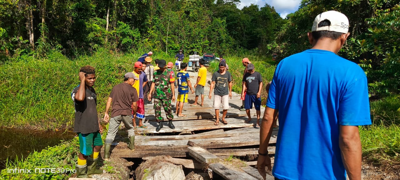 Babinsa Koramil Bersama Warga Gotong Royong Karya Bhakti Pelebaran