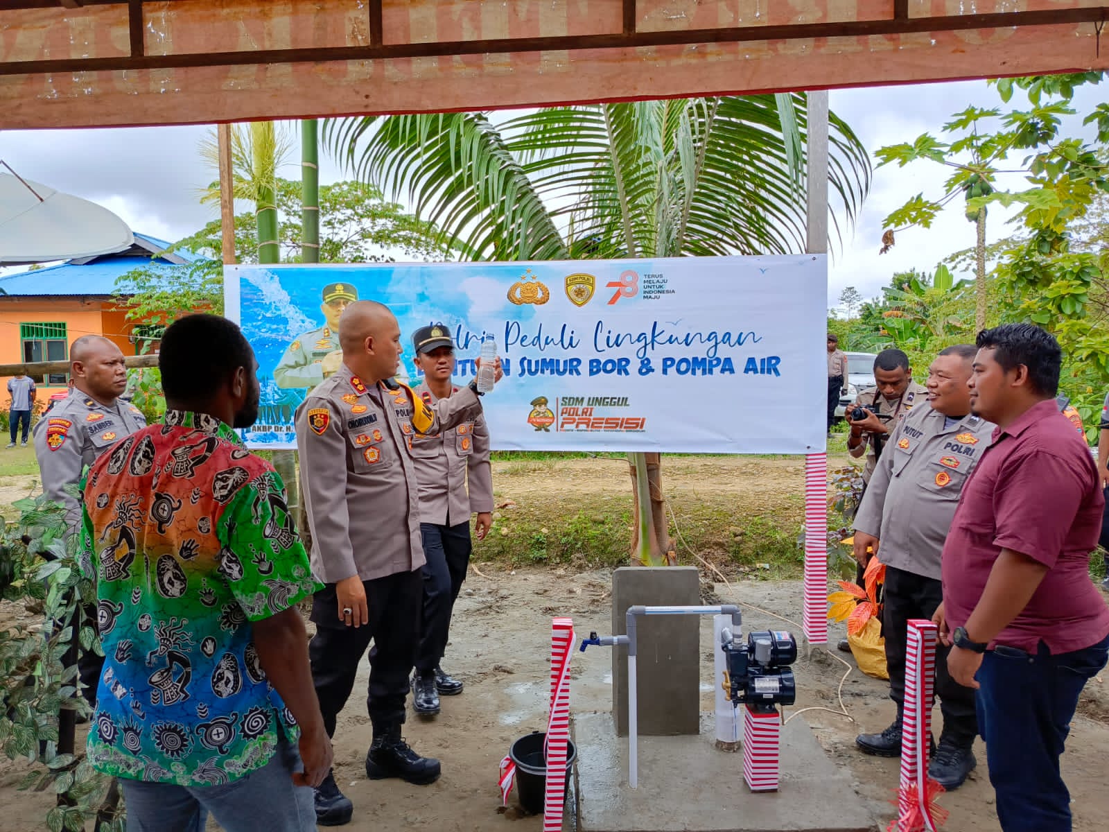 Polres Teluk Bintuni Serahkan Bantuan sumur Bor dan Pompa Air Kepada masyarakat Kampung Rosib