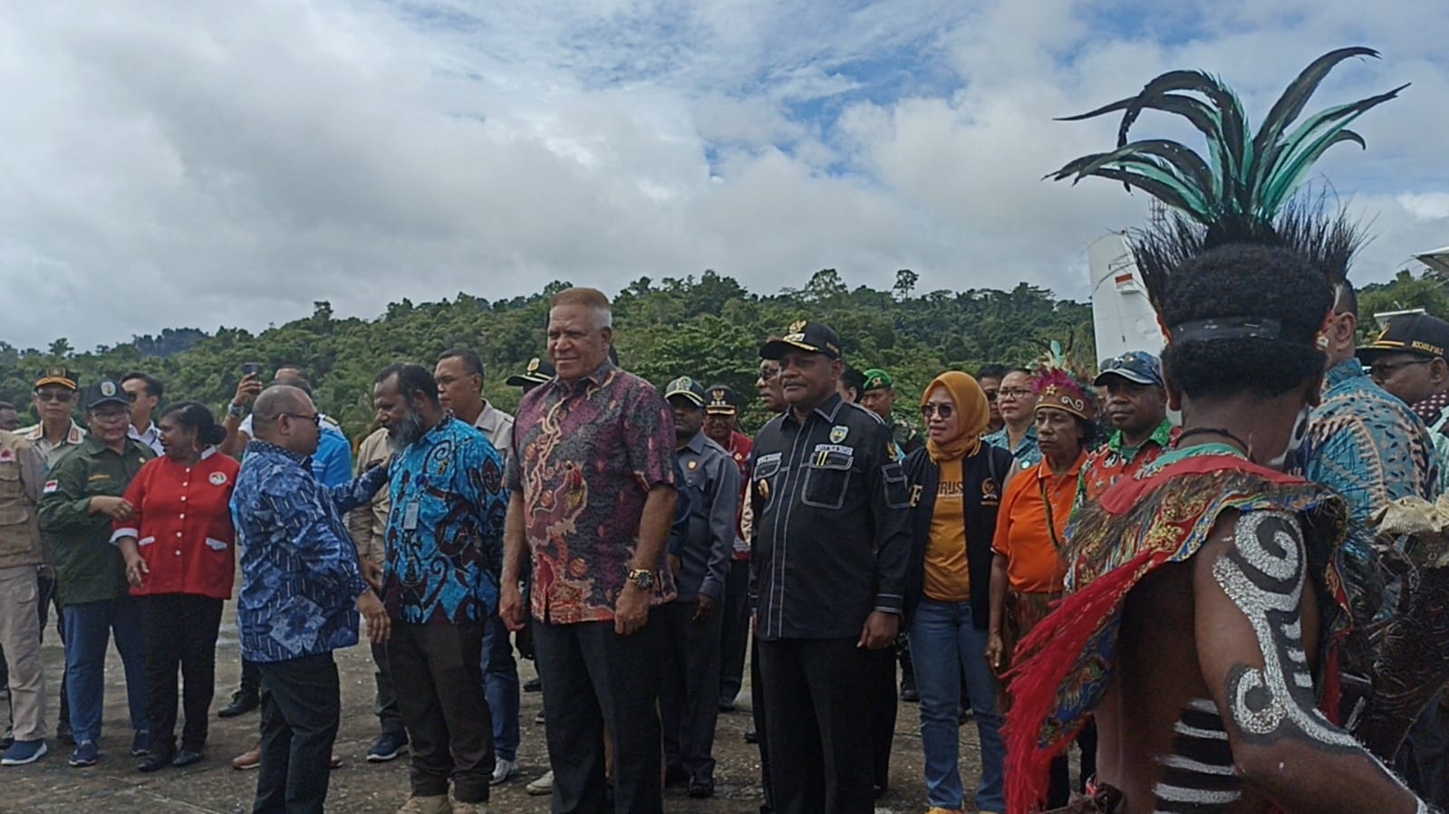 Kunker Ke Teluk Bintuni, Pj Gubernur Waterpauw di Sambut Bupati Petrus Kasihiw