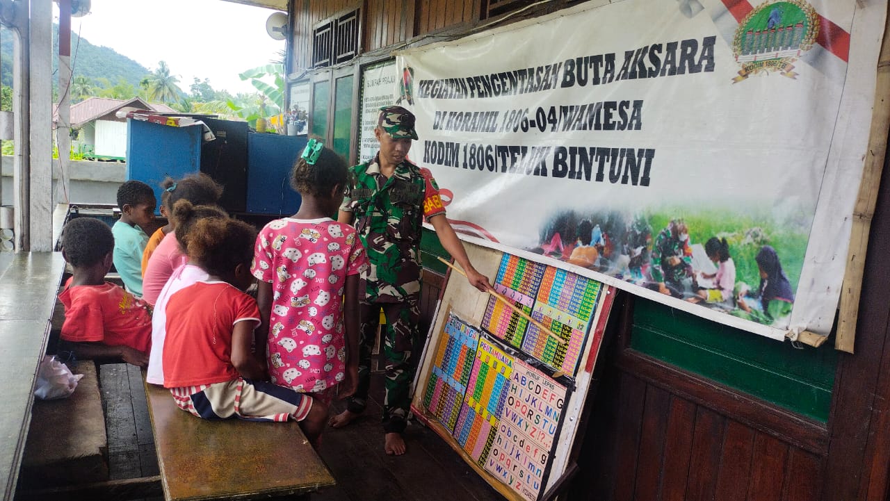 Mengatasi Buta Aksara Koramil 1806-04/Distrik Wamesa, mengajar membaca dan Menulis