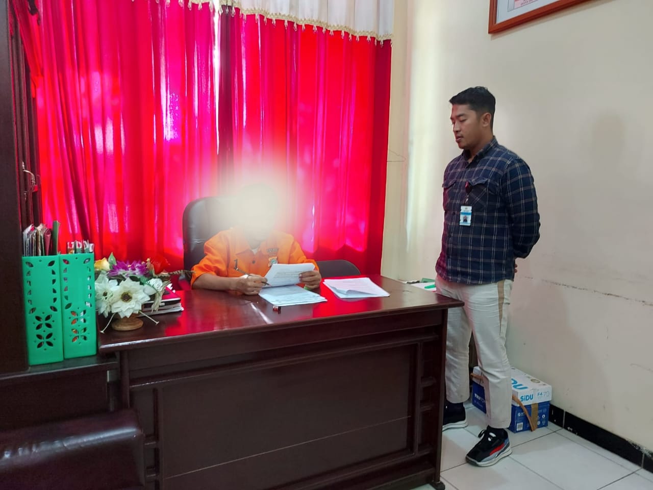 Tahanan Pelajar SMA Mengikuti Ujian Tengah Semester Diruangan Penyidik Mapolres Mendapatkan Dukungan Dari Kapolres Teluk Bintuni