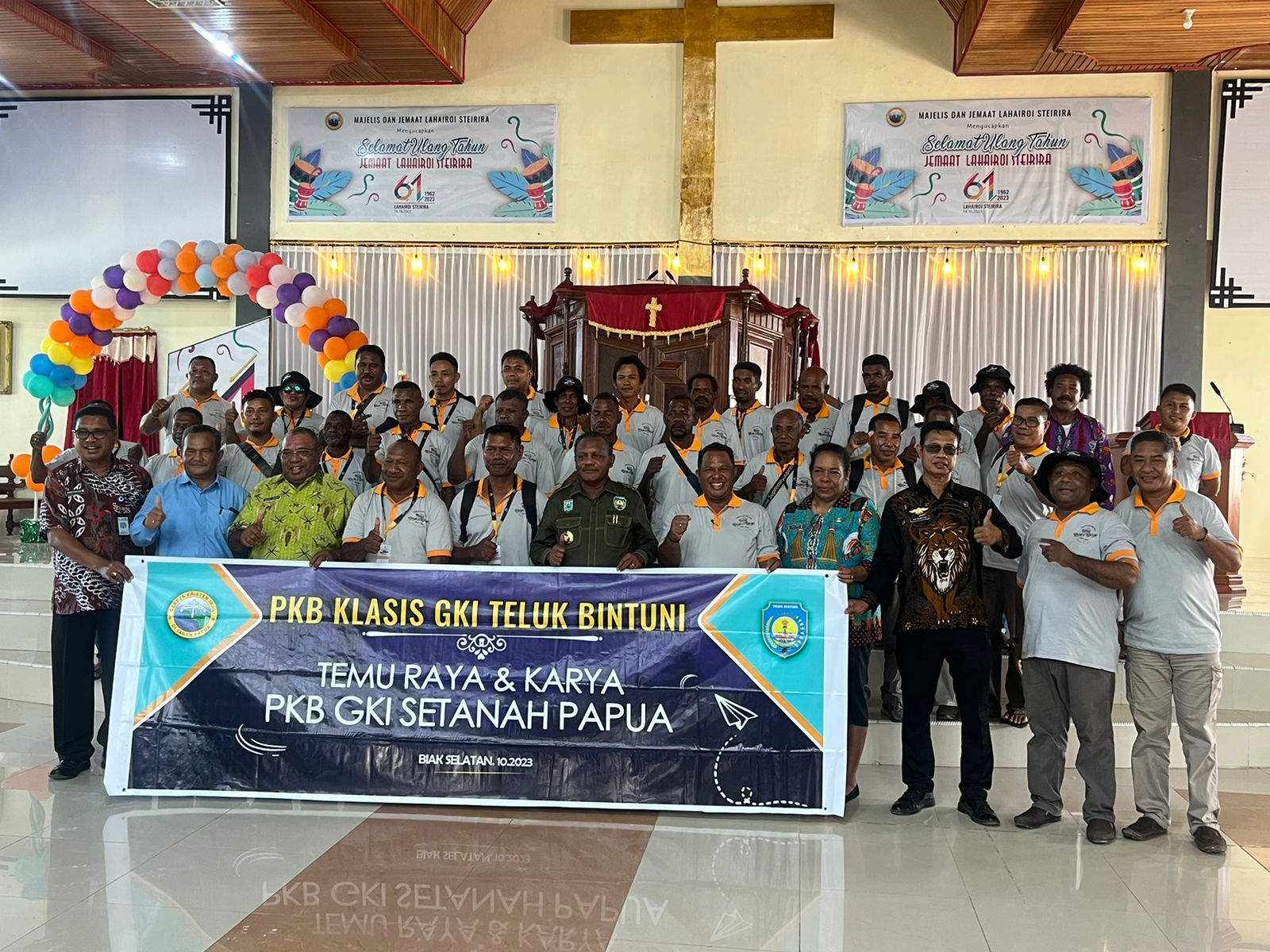 Bupati Kasihiw Melepas Kontingen PKB Klasis Bintuni Untuk Mengikuti Temu Raya dan Karya Di Biak