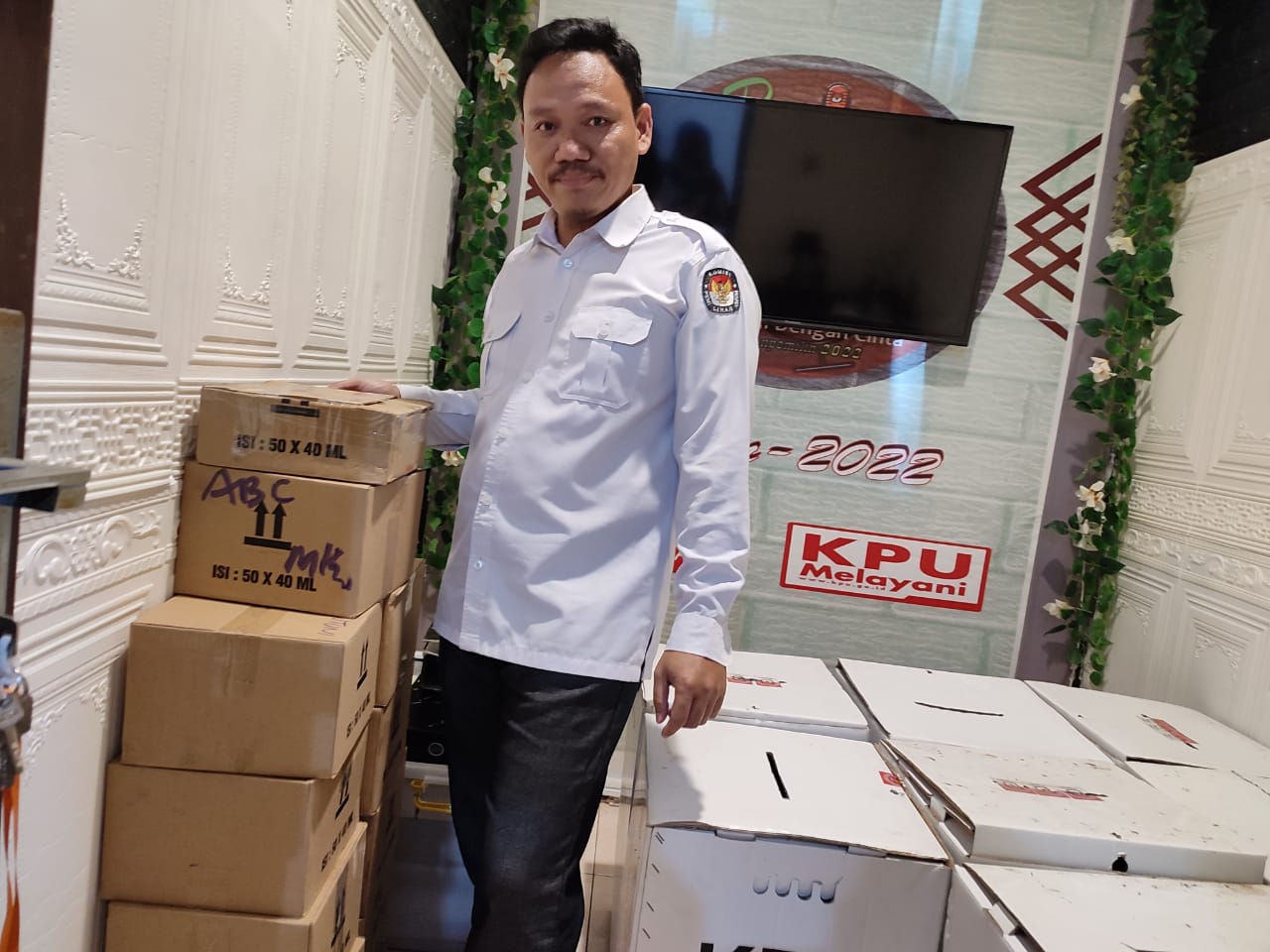 KPUD Teluk Bintuni Telah Menerima Tahap Pertama Logistik Pemilu Berupa Tinta