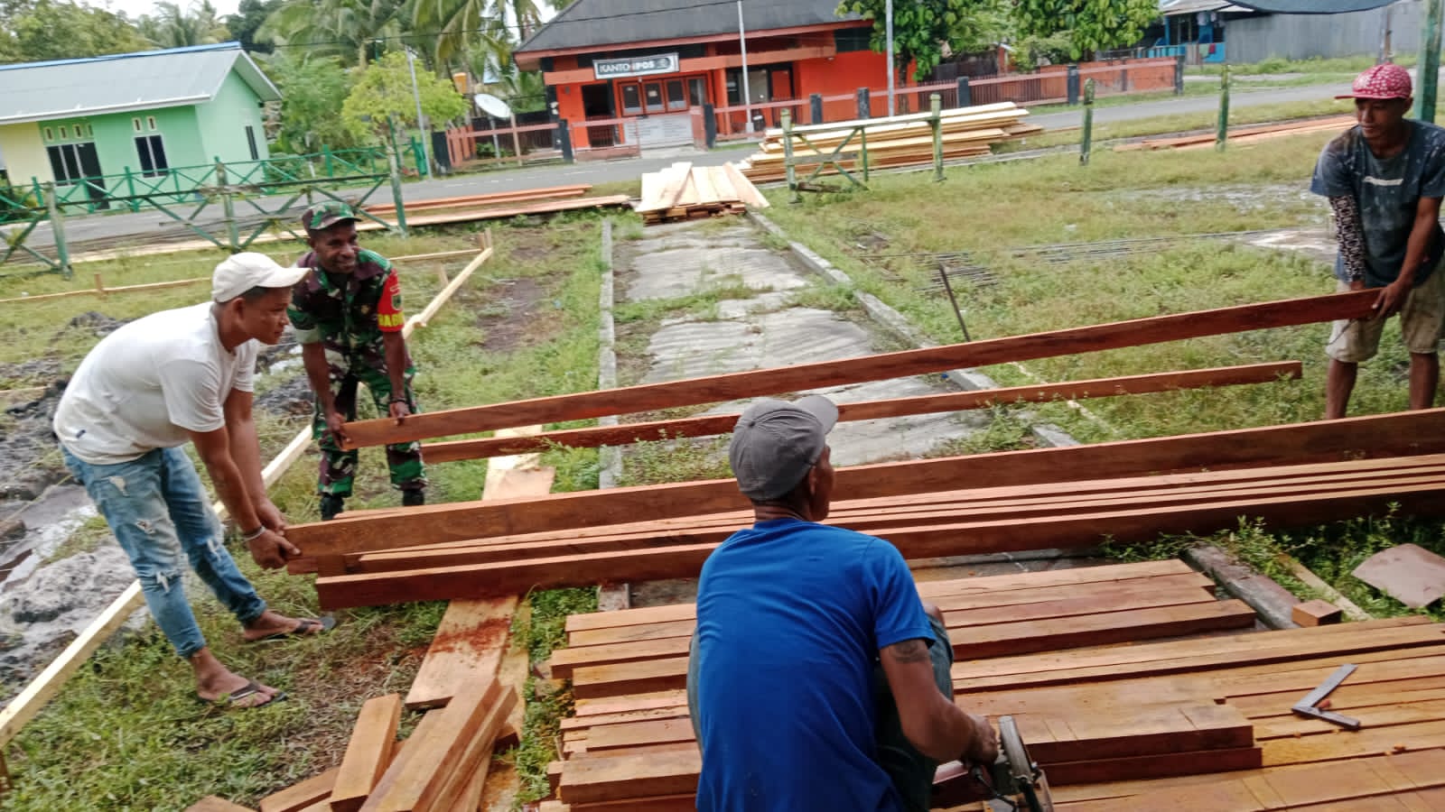 Koramil 1806/Babo Bantu Bangun Rumah Warga