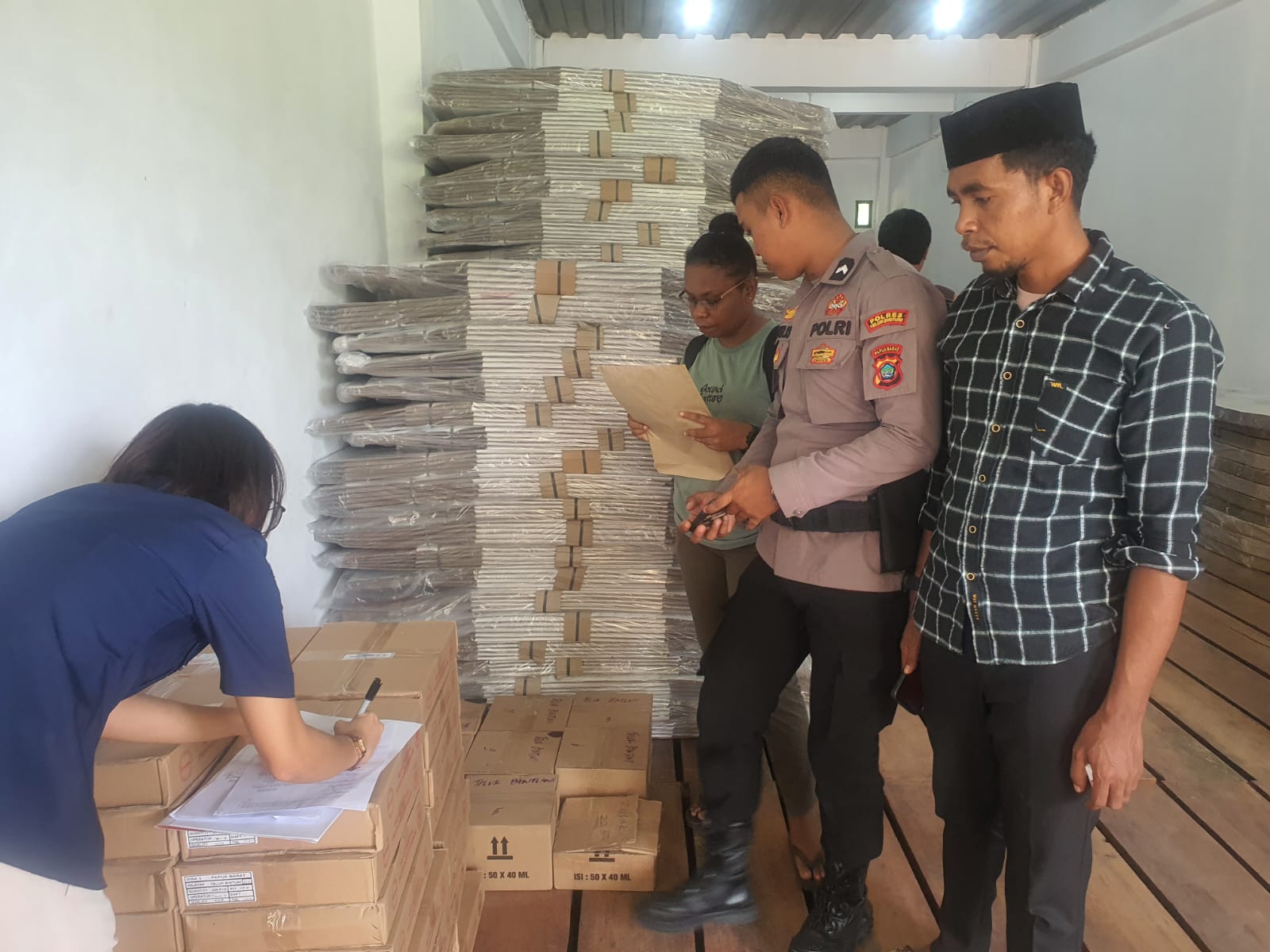 Logistik Pemilu 2024 Berupa Bilik Suara Tiba KPU Teluk Bintuni