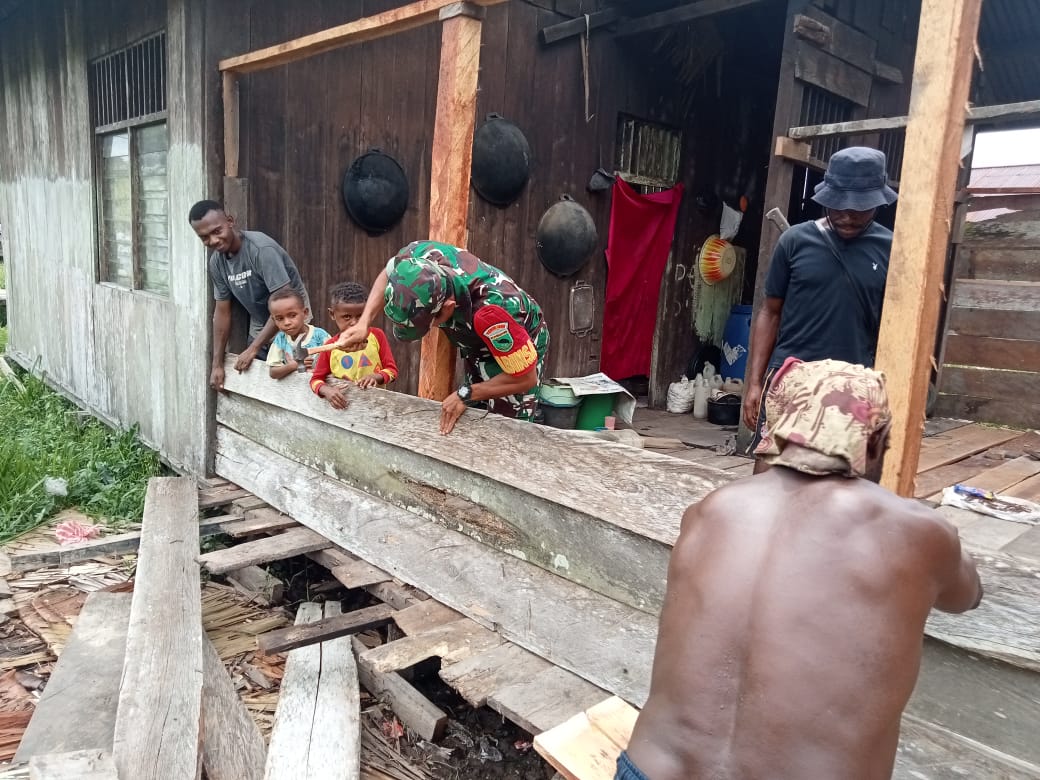 TNI Peduli, Babinsa Dari Koramil 1806-05/Tomu Gelar Karya Bakti