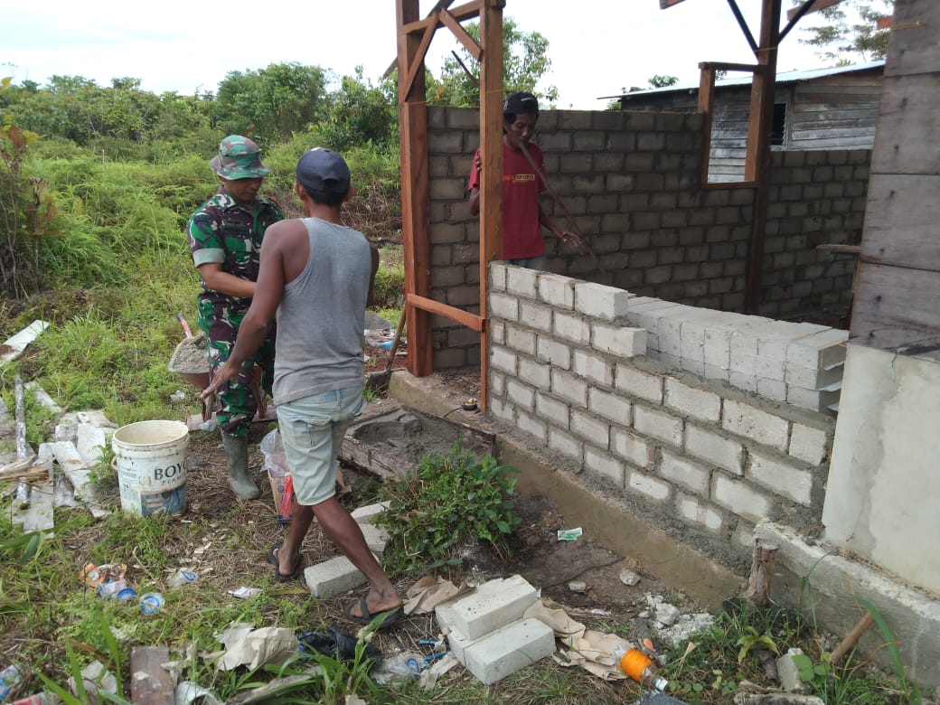 Sinergitas TNI Bersama Rakyat, Babinsa Bantu Warga Binaan Bangun Rumah Sinergitas TNI Bersama Rakyat, Babinsa Bantu Warga Binaan Bangun Rumah