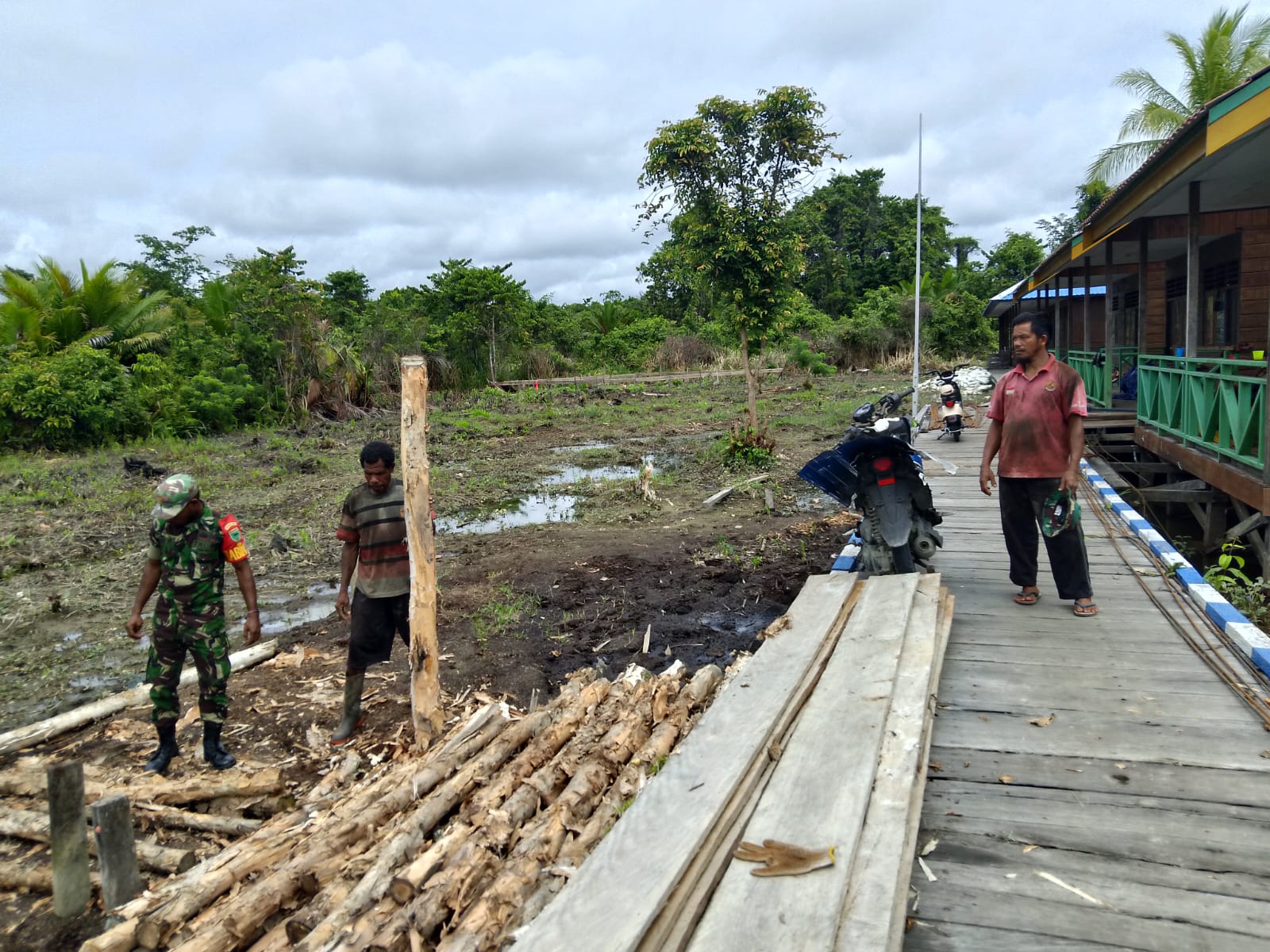 Eratkan Hubungan Babinsa Bantu Warga Binaan Bangun Pondasi Mesjid Al-Falah Eratkan Hubungan Babinsa Bantu Warga Binaan Bangun Pondasi Mesjid Al-Falah