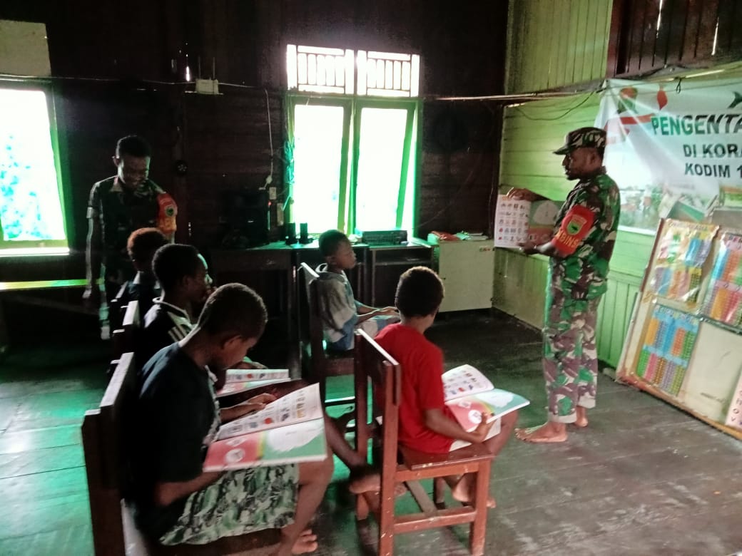 Dua Anggota Koramil 1806-04/ Wamesa Laksanakan Wasbang Di SMP YPK Bethel Idoor