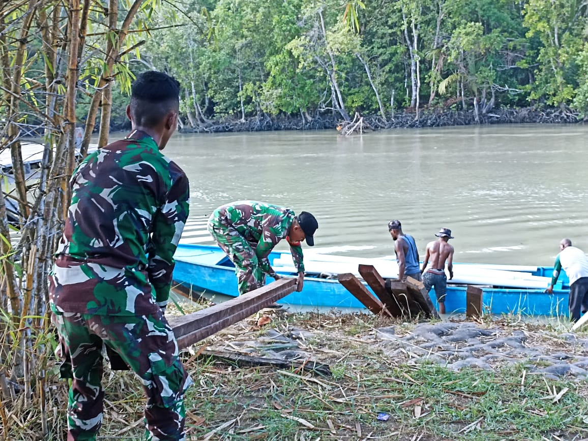 Atasi Kesulitan Air Bersih Babinsa Koramil 1806-02/Babo Bantu Buat Sumur Bor