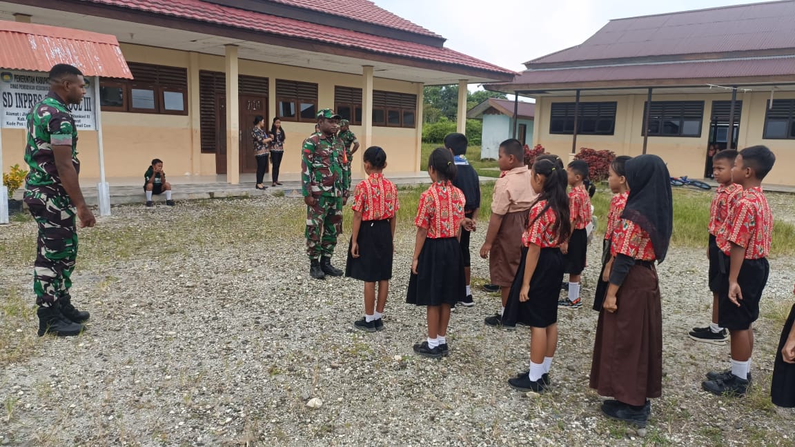 Bentuk Disiplin Babinsa Latih Baris Berbaris Dan Wasbang Pada siswa Siswi
