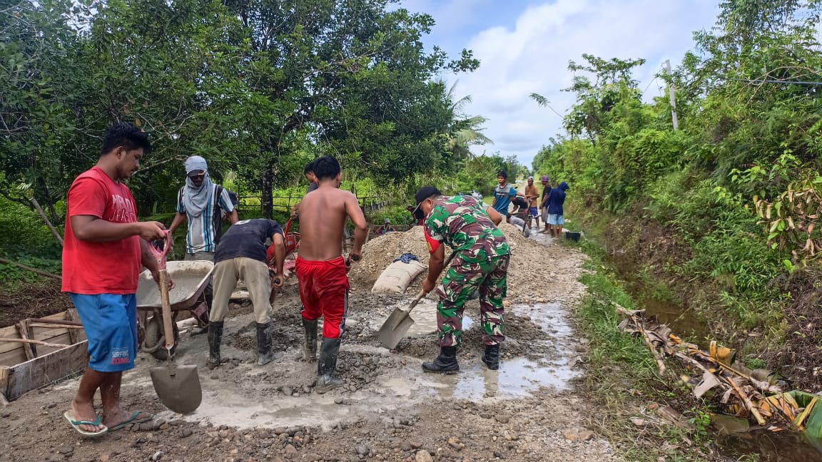 Mudahkan Aktivitas Masyarakat, Babinsa Bantu Warga Cor Jalan