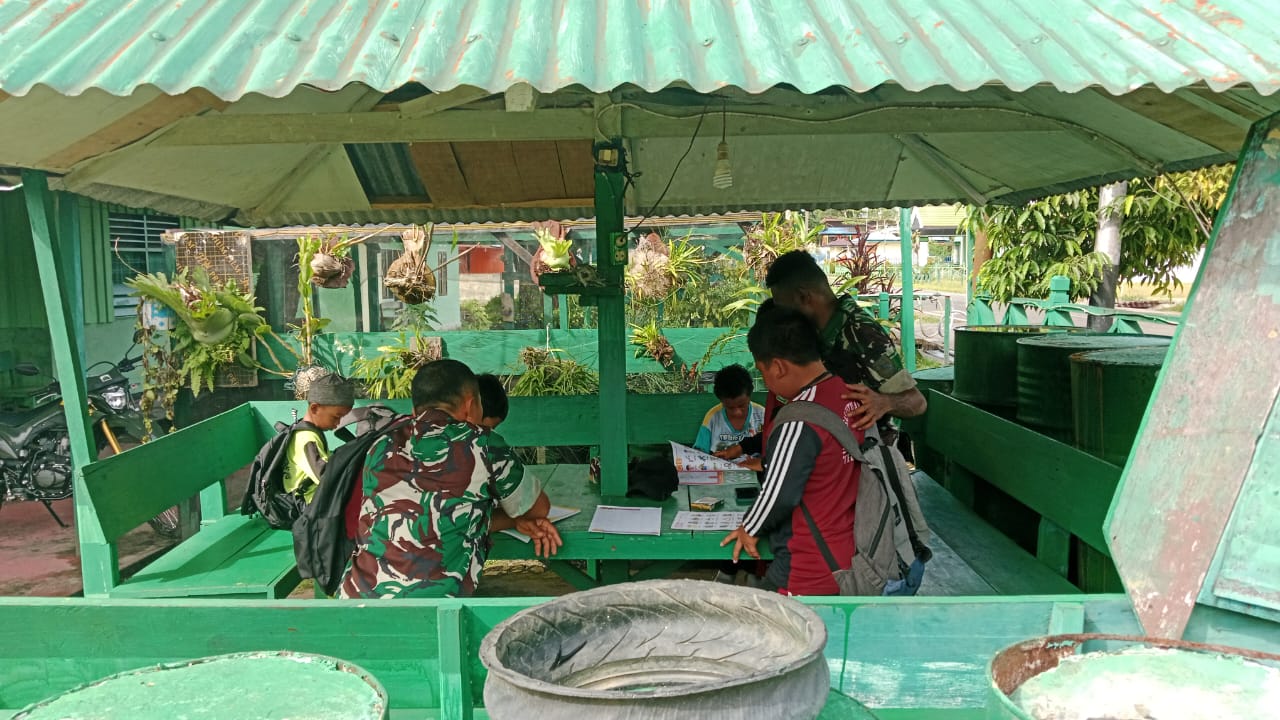 Berantas Buta Aksara Anak-Anak Belajar Bersama Babinsa Koramil 1806-02 Babo