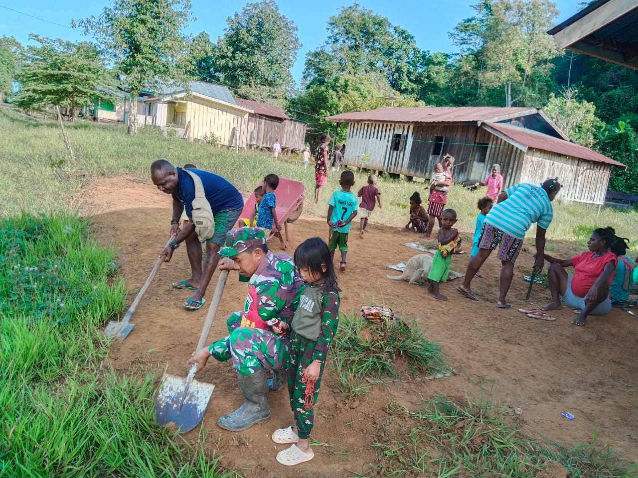 Babinsa Koramil Merdey Bantu Warga Melaksanakan Kerja Bhakti