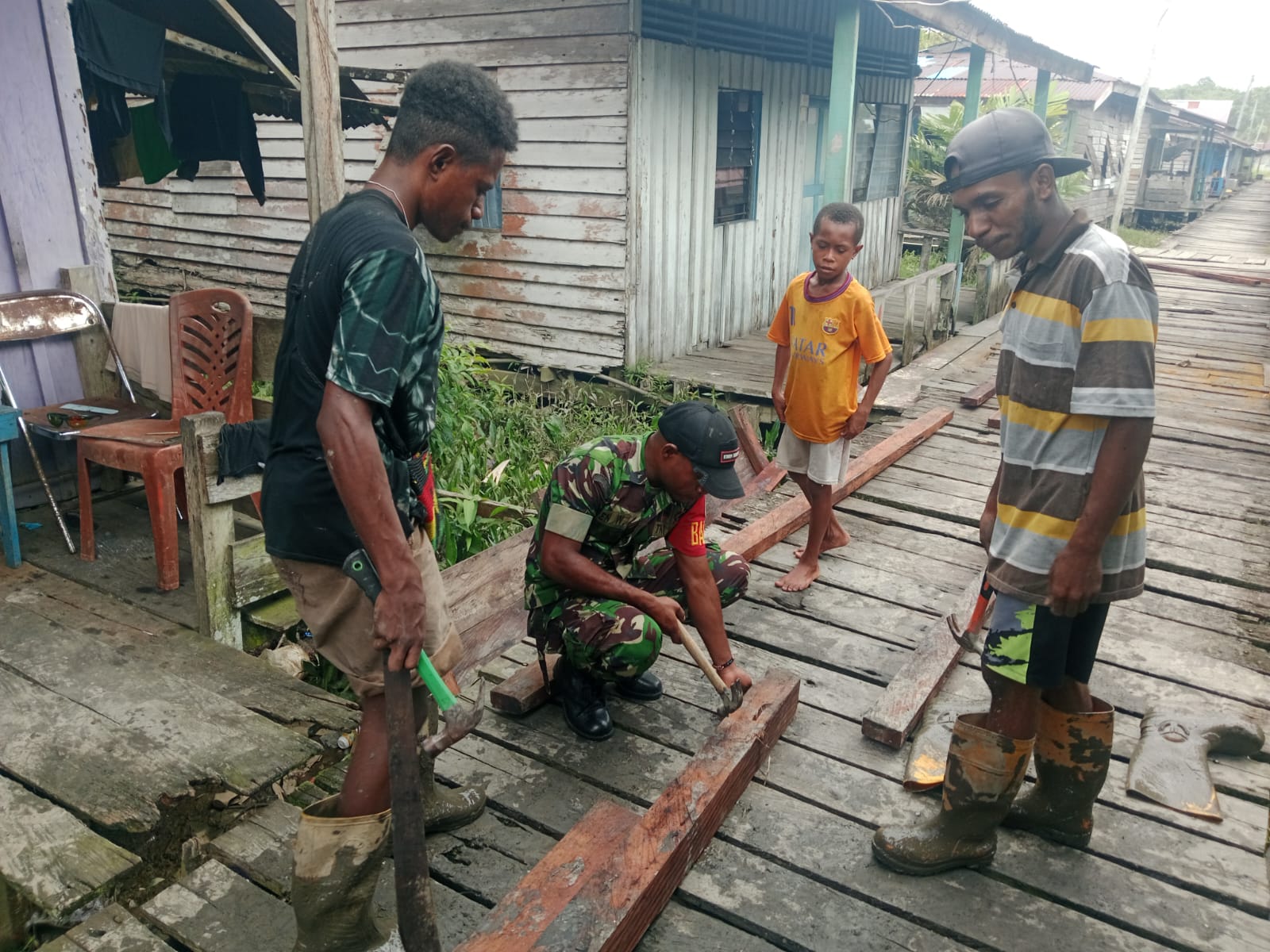 Babinsa Koramil-05 Tomu Gelar Karya Bhakti Bersama Warga Perbaiki Jalan Rusak