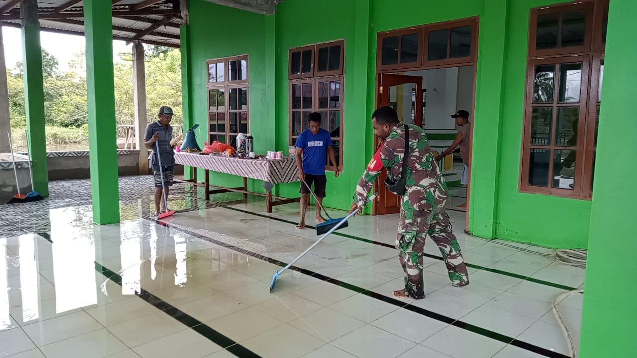 Karya Bhakti Pasca Banjir Babinsa Koramil Bersama Warga bereaksi Bersih Mesjid