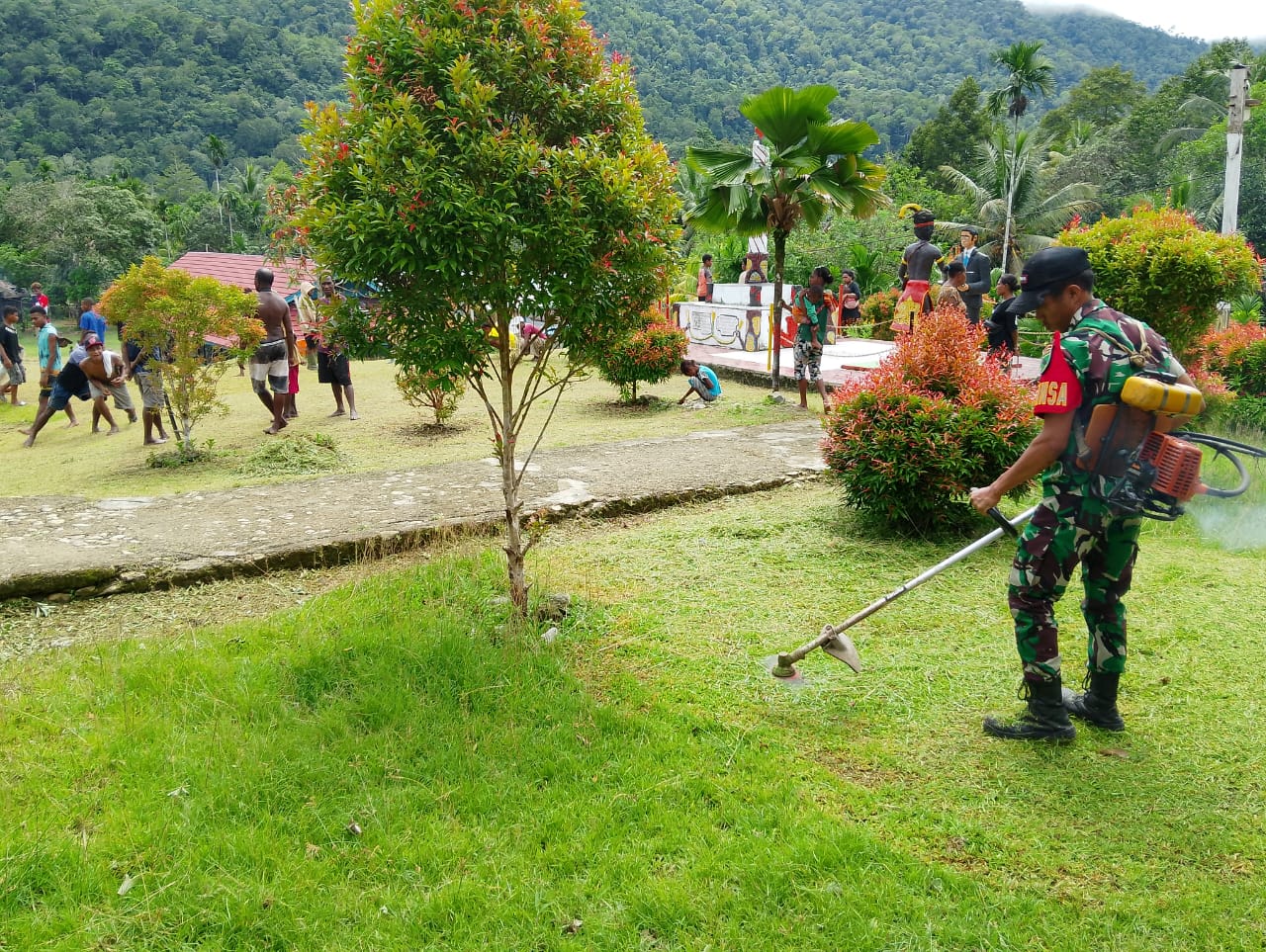Babinsa Koramil Bersama Warga Binaan Melaksanakan Karya Bhakti Bersihkan Halaman Gereja