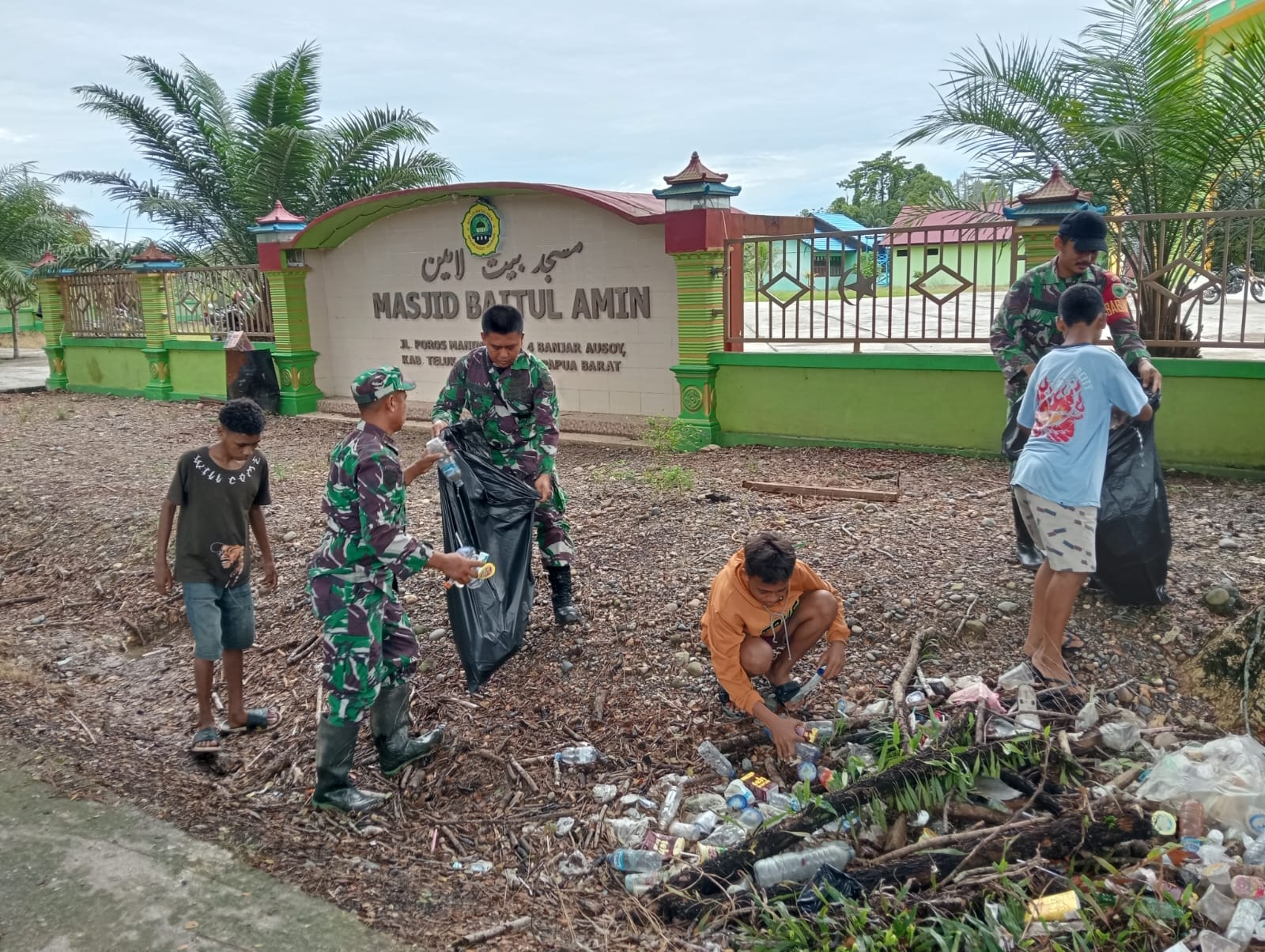 Sambut Bulan Suci Ramadhan Kodim 1806 dan Yonif SBA bergotong-royong Bersama Warga Bersihkan Masjid