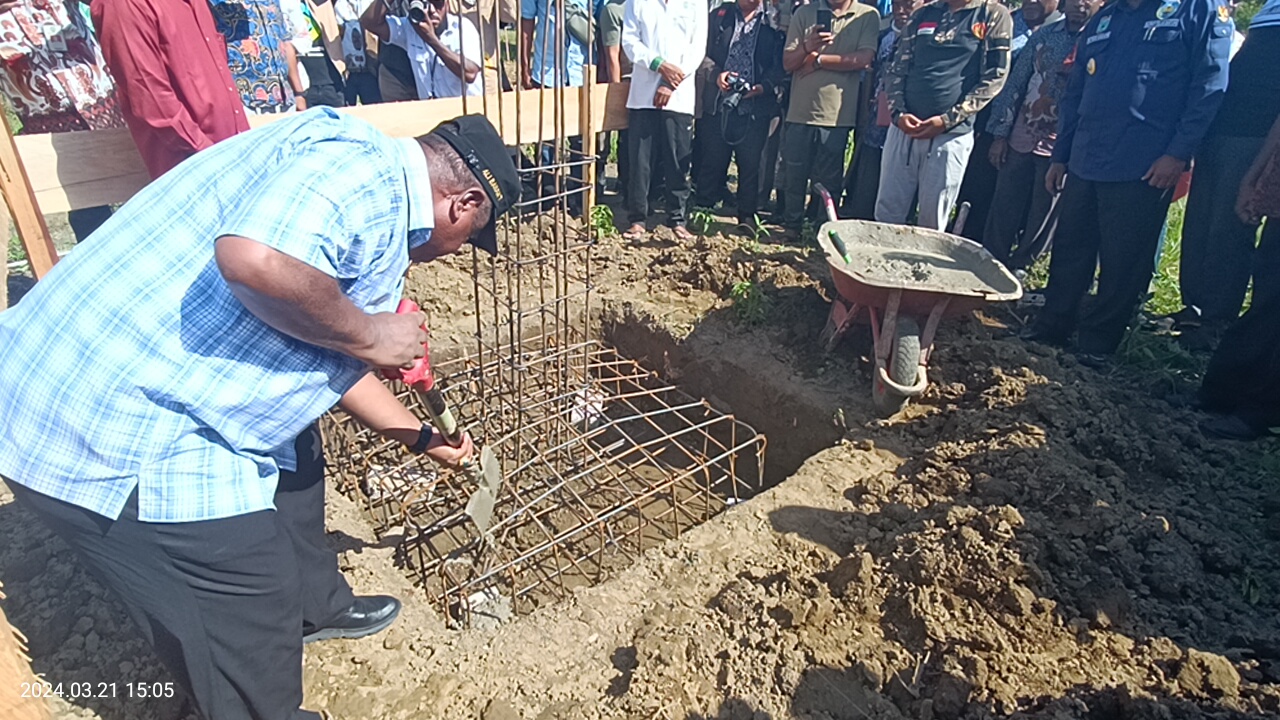 Pj Gubernur Papua Barat Di Dampingi Bupati Kasihiw Meletakan Batu Pertama Pembangunan Masjid Asy’Ariah Bintuni