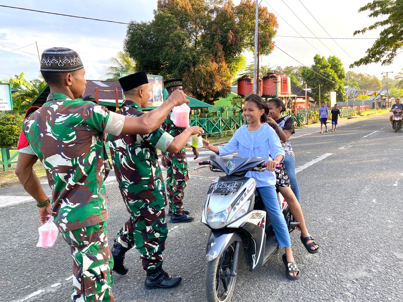 Intruksi KSAD Satuan Jajaran TNI AD Bagikan Takjil Pada Masyarakat