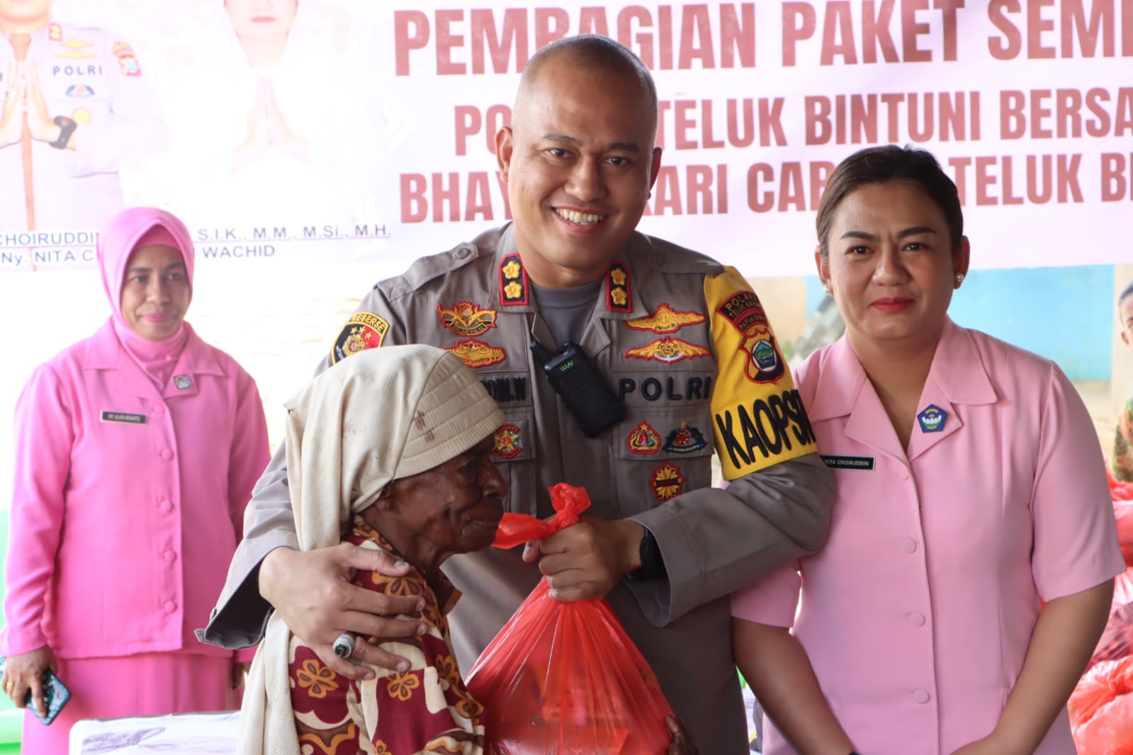 Polres Teluk Bintuni Bagikan 100 paket Sembako Kepada Warga Tahiti