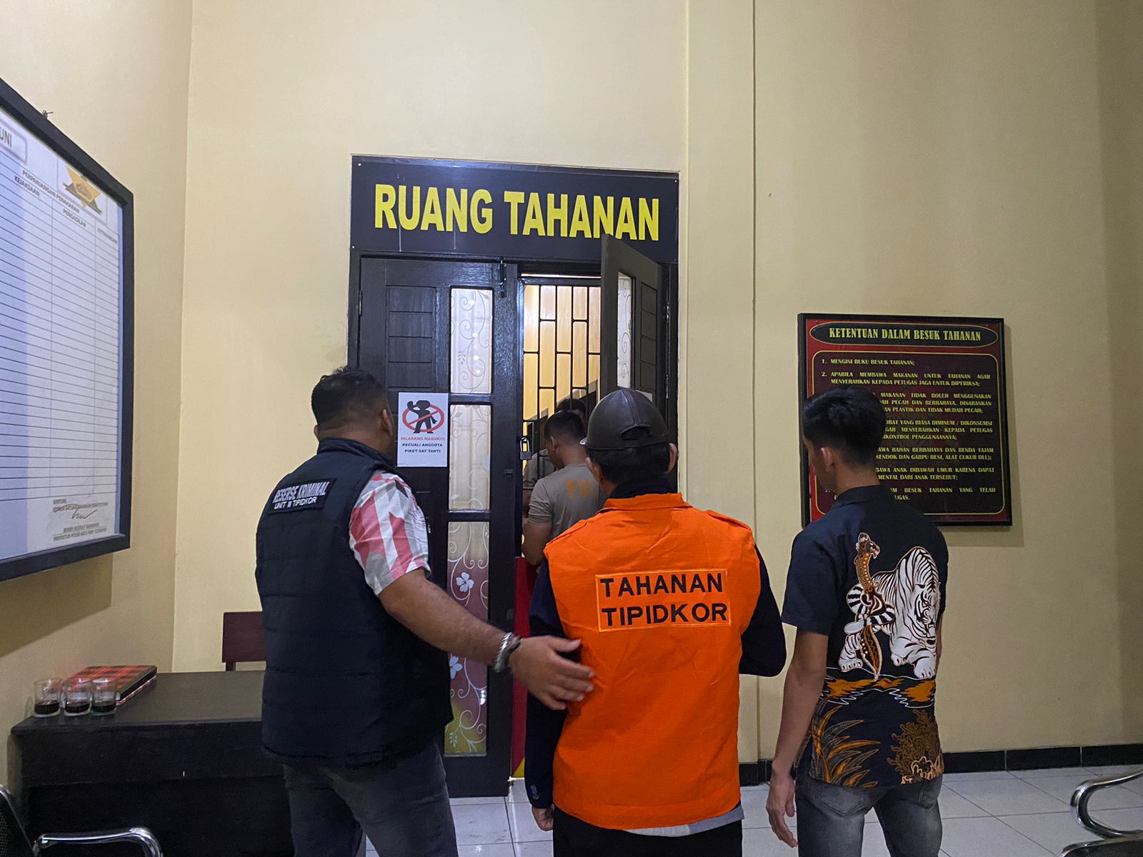 Dua Tersangka Tipikor Sewa Gedung DPRD Teluk Bintuni Kini Mendekam Di Jeruri Mapolres Bintuni Dua Tersangka Tipikor Sewa Gedung DPRD Teluk Bintuni Kini Mendekam Di Jeruri Mapolres Bintuni