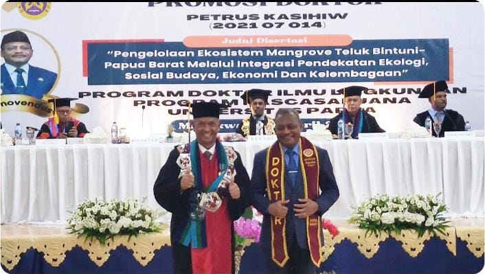 Bupati Bintuni Petrus Kasihiw Lulus Ujian Terbuka Promosi Doktor Bupati Bintuni Petrus Kasihiw Lulus Ujian Terbuka Promosi Doktor