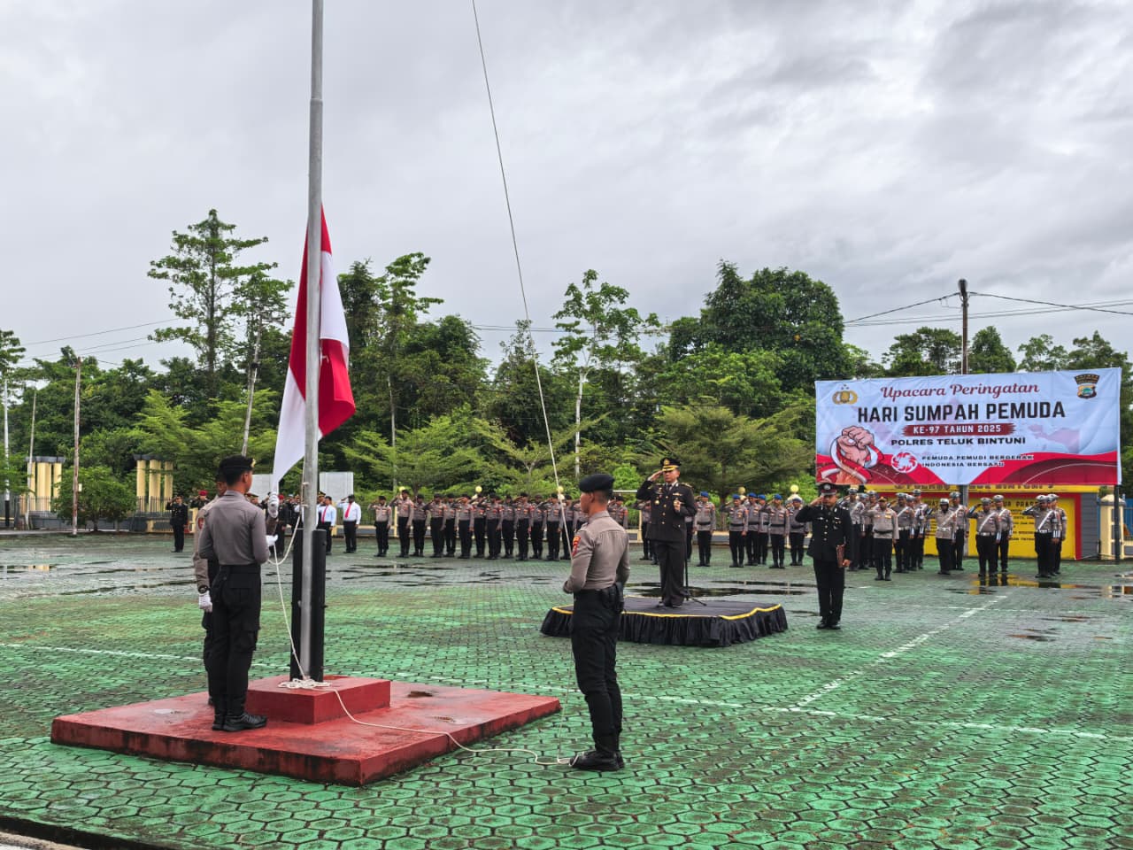 Peringati Hari Sumpah Pemuda Ke-97 Polres Bintuni Laksanakan Upacara Bendera