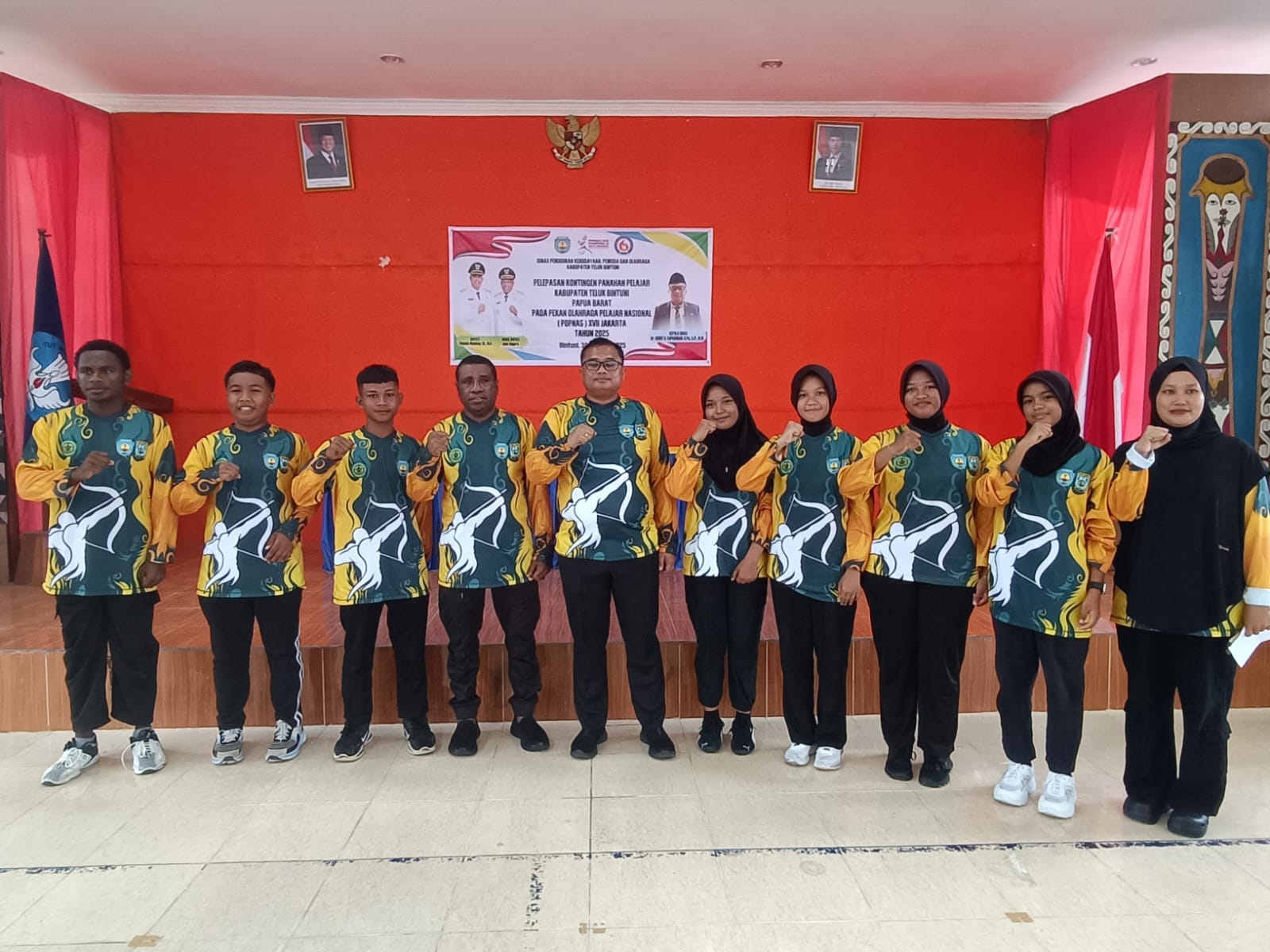 Kepala Dikbudpora Henry Lepas 8 Atlit Kontingen Panahan Bintuni Untuk Ikut Popnas