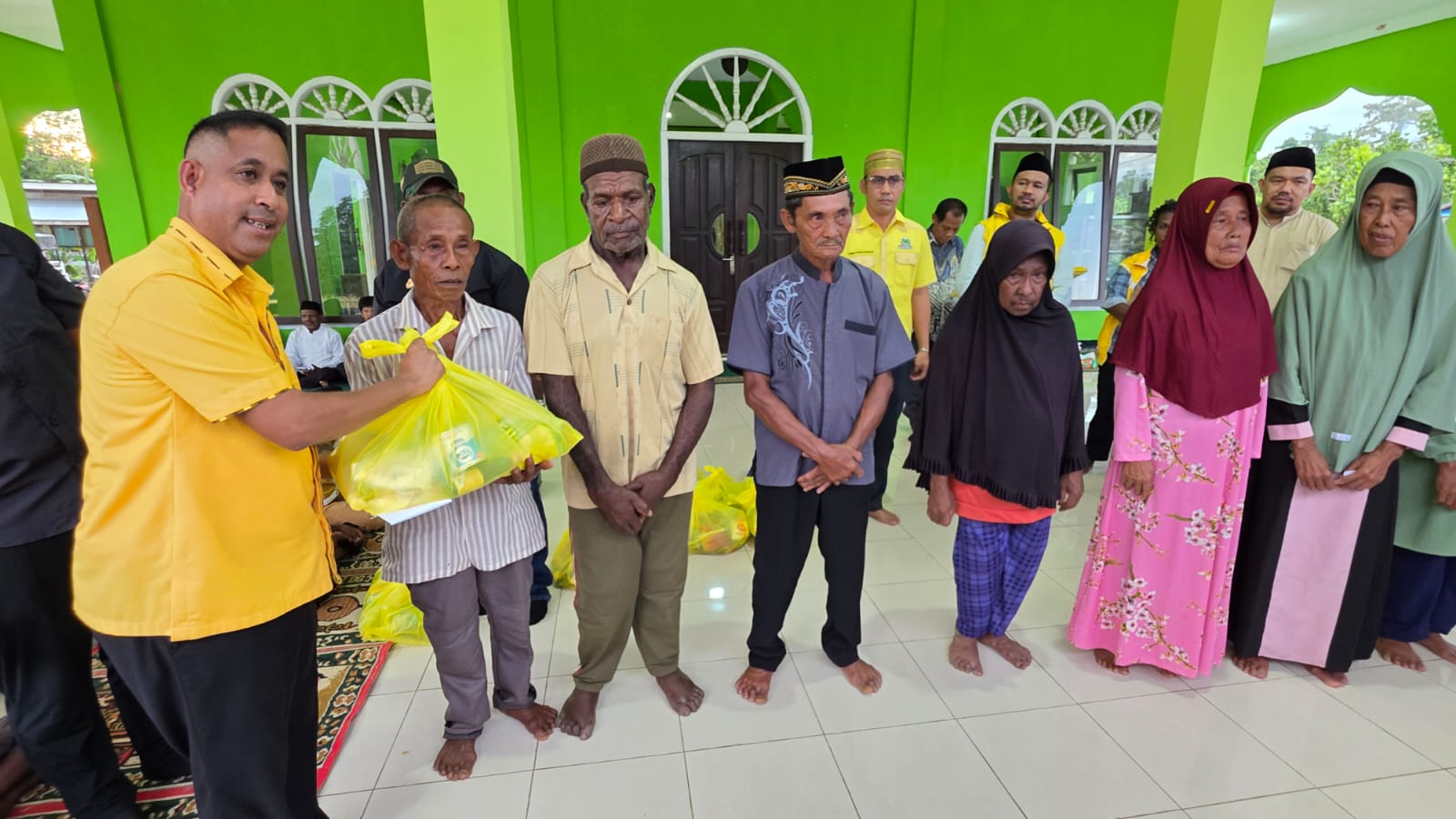 DPD Golkar Lakukan Safari Ramadhan Bagikan Sembako, Santuni Lansia dan Yatim