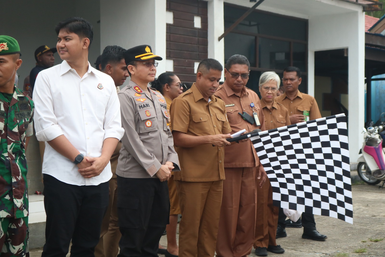 Bupati Yohanis Manibuy Lepas 156 Peserta Program Mudik Gratis