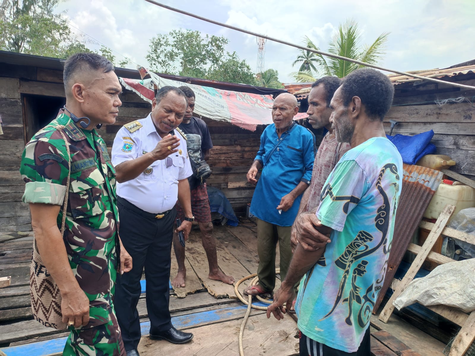 Kepala DPKP Teluk Bintuni Bersama Tim P3KP Melakukan Peninjauan Lapangan Terkait Dengan Calon Penerima BSPS