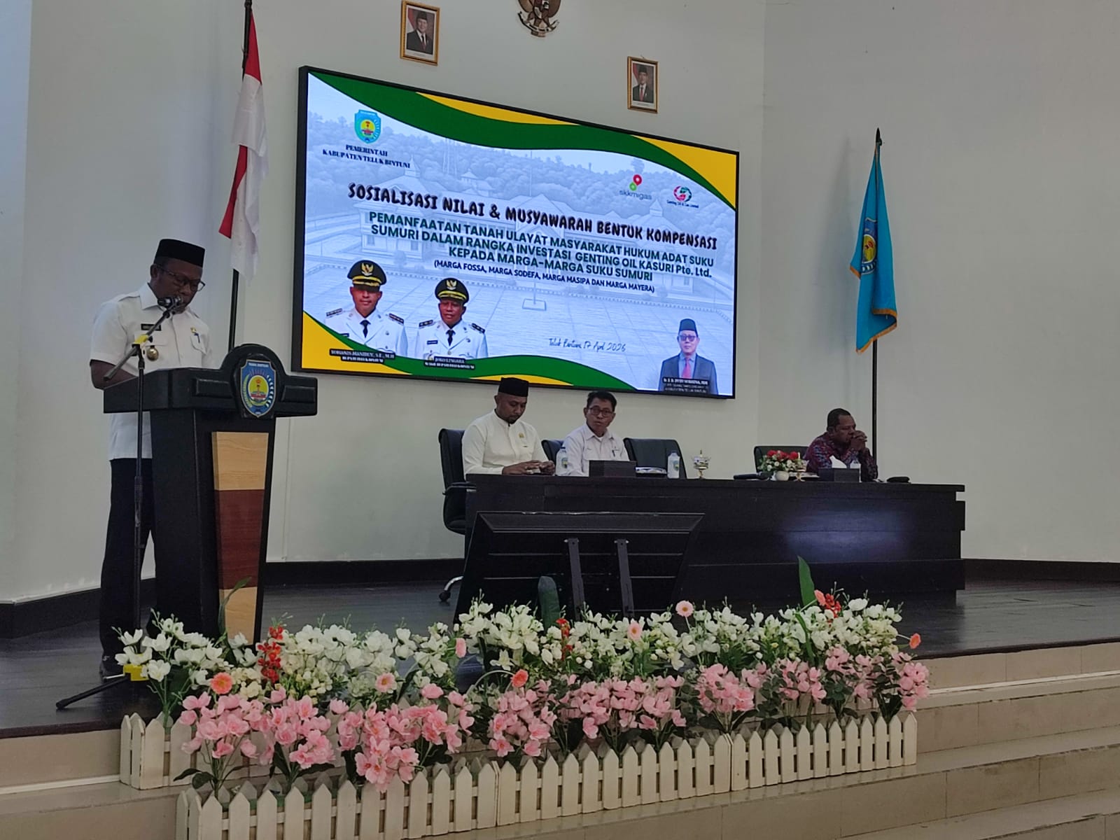 Buka Sosialisasi Nilai dan Musyawarah Bentuk Kompensasi, Wabup Bintuni : Keberadaan Masyarakat Hukum Adat Diamanatkan Dalam UUD