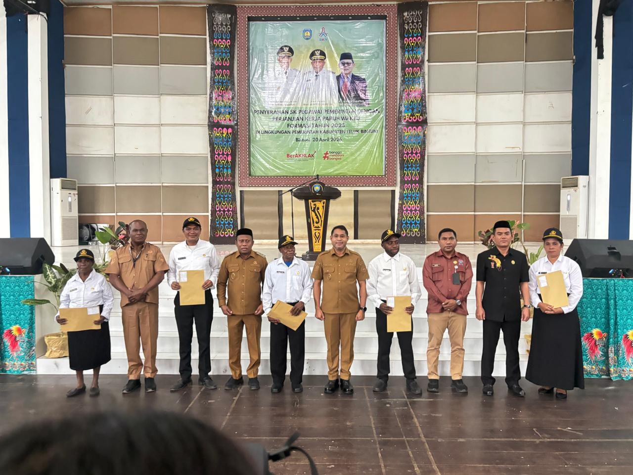 Sah 1054 PPPK Paruh Waktu Resmi Terima SK, Bupati Yohanis Manibuy Tekankan Integritas dan Disiplin